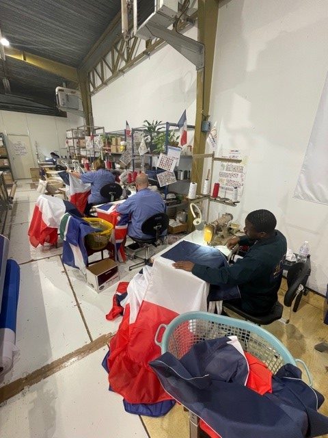 Une usine de drapeaux centenaire dans le quartier