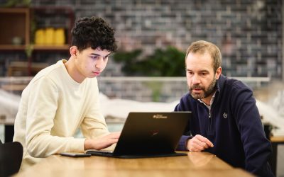 Du mentorat pour aider des jeunes à réussir